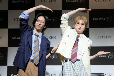 ポーズを決める超特急のリョウガ（左）とユーキ（撮影・吉澤敬太）