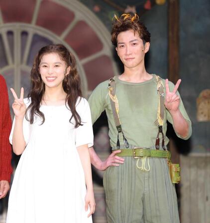 笑顔の渡辺翔太（右）と芳根京子（撮影・吉澤敬太）