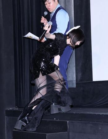映画「おそ松さん　人類クズ化計画！！！！！？」初日舞台あいさつに登壇する際、足に引っかけてつまずくなえなの＝東京・ＴＯＨＯシネマズ日比谷