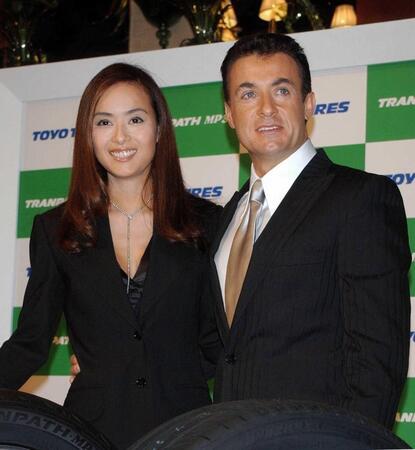 新ＣＭ発表会見に登場した後藤久美子（右）とジャン・アレジ氏＝０４年