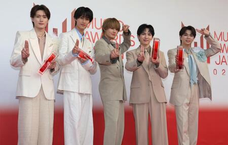 トロフィーを手にポーズを決めるＭ！ＬＫ（撮影・西岡正）