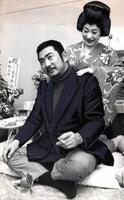 勝新太郎（左）の肩を揉む中村玉緒＝７１年