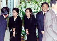 「勝新太郎を偲ぶ会」で参列者にあいさつする（左から）中村玉緒さん、娘の奥村真粧美さん、息子の鴈龍さん＝１９９９年６月