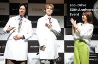 若槻千夏（右）からダブル部長に任命され、喜ぶ超特急のリョウガ（左）とユーキ（撮影・吉澤敬太）