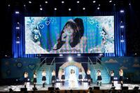 卒業コンサートを開催した≠ＭＥの菅波美玲（中央）＝©ＹＯＡＮＩ