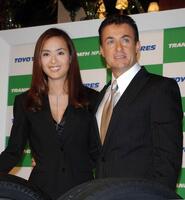 新ＣＭ発表会見に登場した後藤久美子（右）とジャン・アレジ氏＝０４年