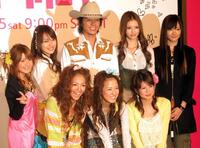 ２００６年４月、「ギャルサー」制作発表。後列左から２人目が戸田恵梨香、右端が新垣結衣、