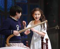 ウェンディを演じる芳根京子（右）とトム役の木村風太＝ＴＨＥＡＴＥＲ　ＭＩＬＡＮＯ-Ｚａ（撮影・吉澤敬太）