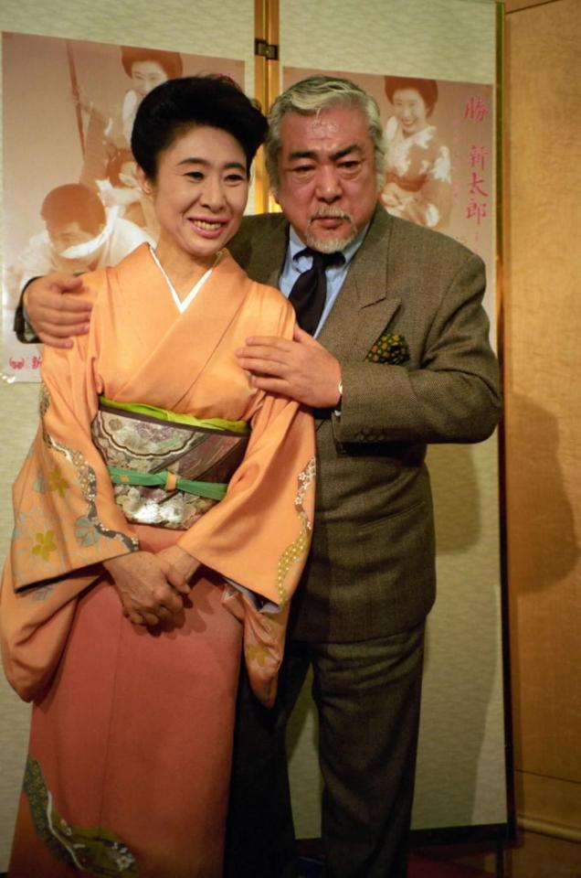 勝新太郎さん（右）と笑顔を見せる中村玉緒さん＝１９９６年４月