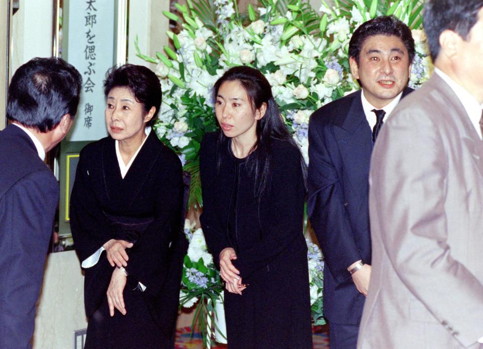 「勝新太郎を偲ぶ会」で参列者にあいさつする（左から）中村玉緒さん、娘の奥村真粧美さん、息子の鴈龍さん＝１９９９年６月