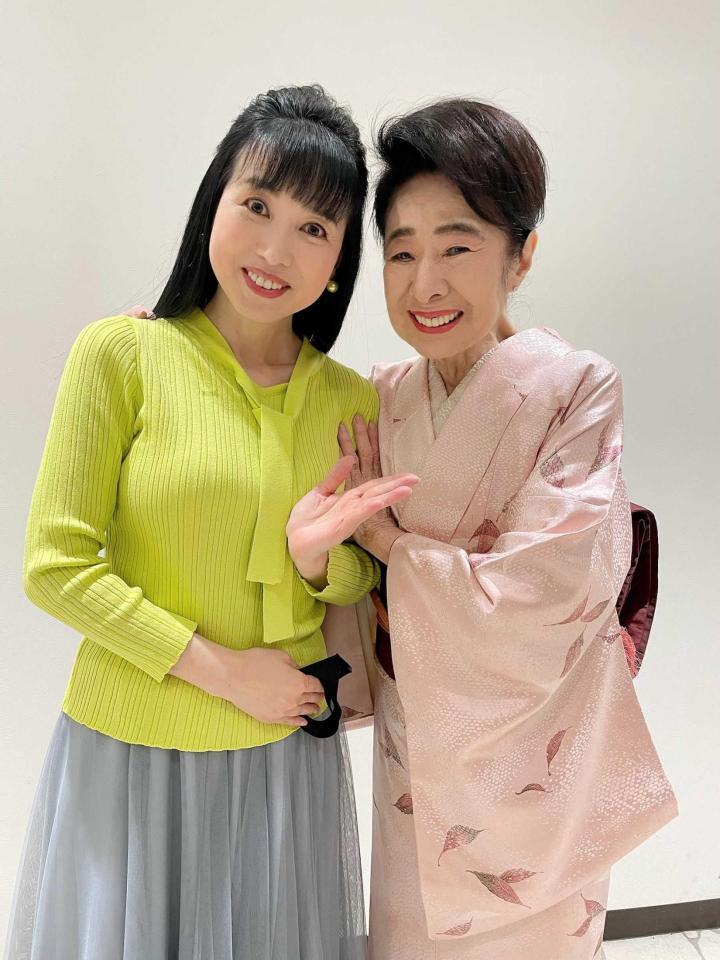 西村知美（左）と笑顔で写真に収まる
