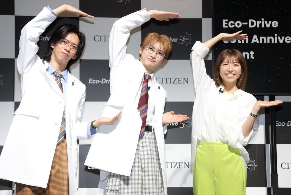 ＣＩＴＩＺＥＮポーズを決める（左から）超特急のリョウガ、ユーキ、若槻千夏（撮影・吉澤敬太）