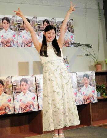 発売の喜びを全身で表現する風見和香＝東京・お茶の水