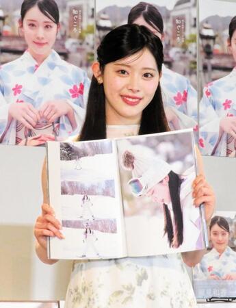 お気に入りのページを広げる風見和香