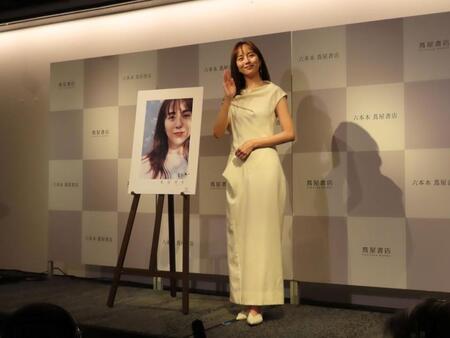 初のエッセイ集「またね。」の発売記念イベントを開催した比嘉愛未