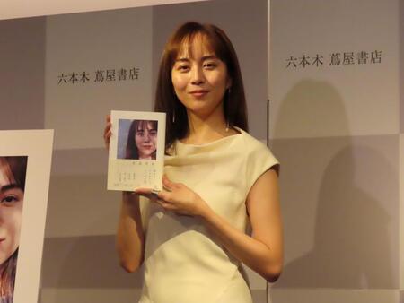エッセイ集発売記念イベントを行った比嘉愛未