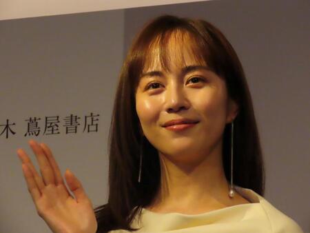 エッセイ集発売記念イベントを行った比嘉愛未