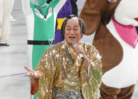 「マツケンサンバ２」を熱唱する松平健