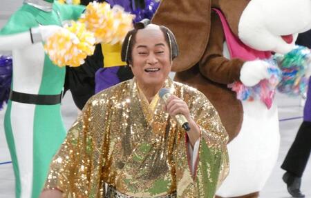 「マツケンサンバ２」を熱唱する松平健