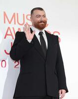 手を振るＳａｍ　Ｓｍｉｔｈ（撮影・西岡正）　
