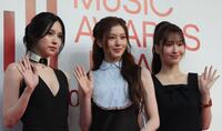 並んで手を振るＭＩＳＡＭＯ（１３日）