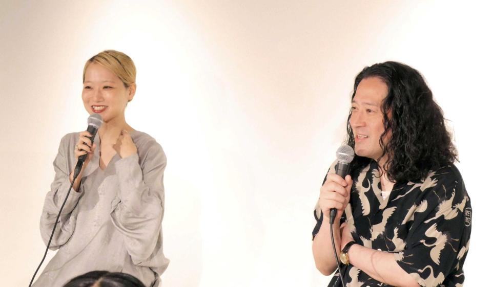 　たなかみさき氏（左）とトークイベントを行った又吉直樹