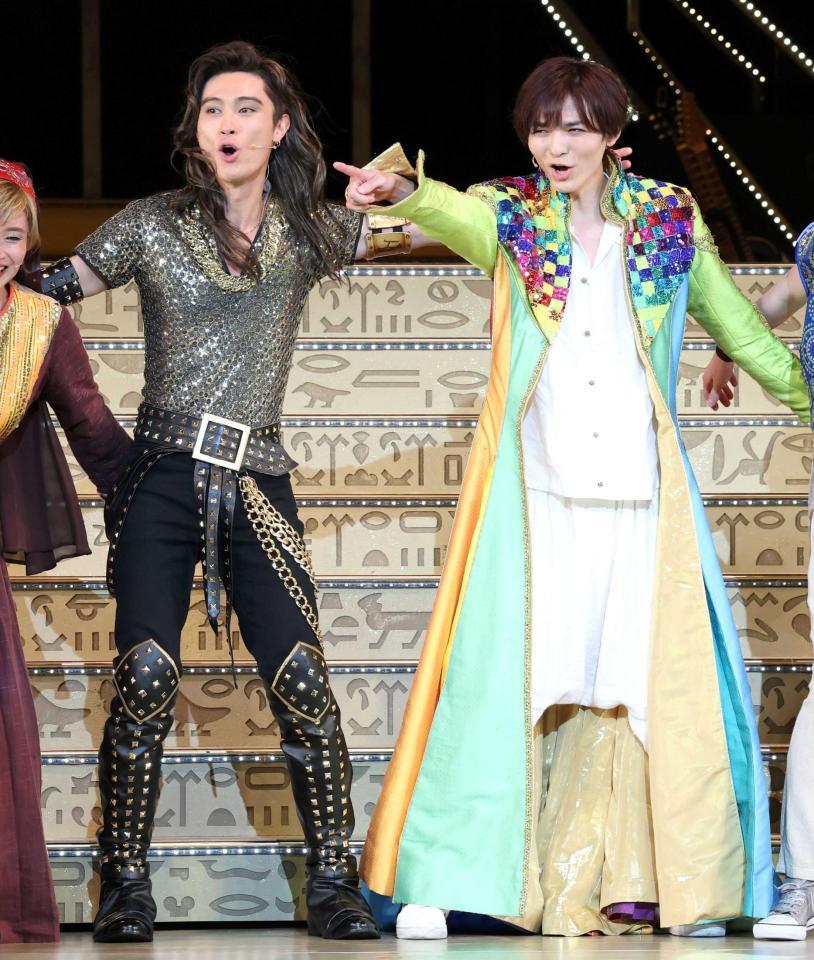 　共演する橋本良亮（左）と薮宏太（撮影・伊藤笙子）