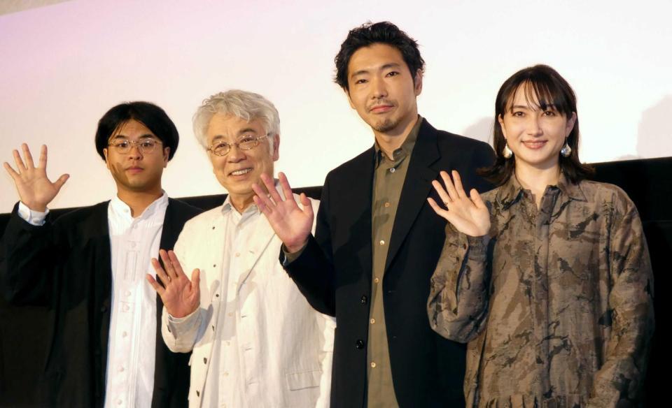 　舞台あいさつに登場した（左から）坂西未郁監督、イッセー尾形、柄本佑、香椎由宇