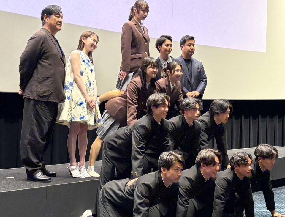 　組み体操を披露する日体大の体操部と記念撮影をする（後列左から）ピエール瀧、山田杏奈（１人おいて）青木柚、下津優太監督