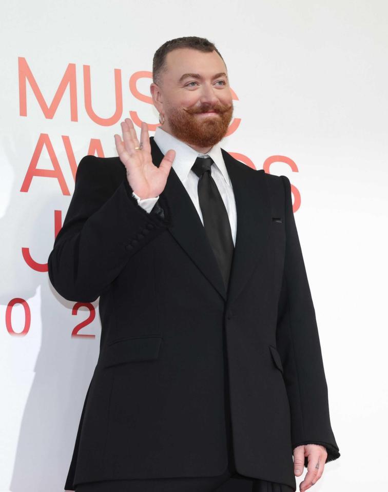 手を振るＳａｍ　Ｓｍｉｔｈ（撮影・西岡正）　
