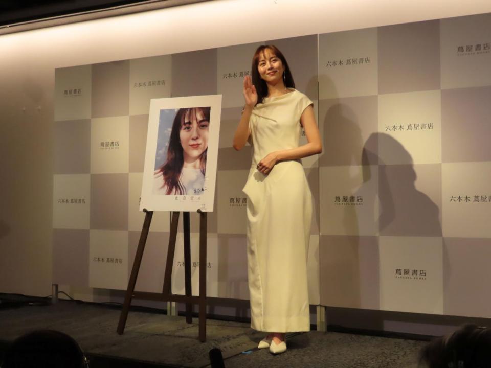 初のエッセイ集「またね。」の発売記念イベントを開催した比嘉愛未
