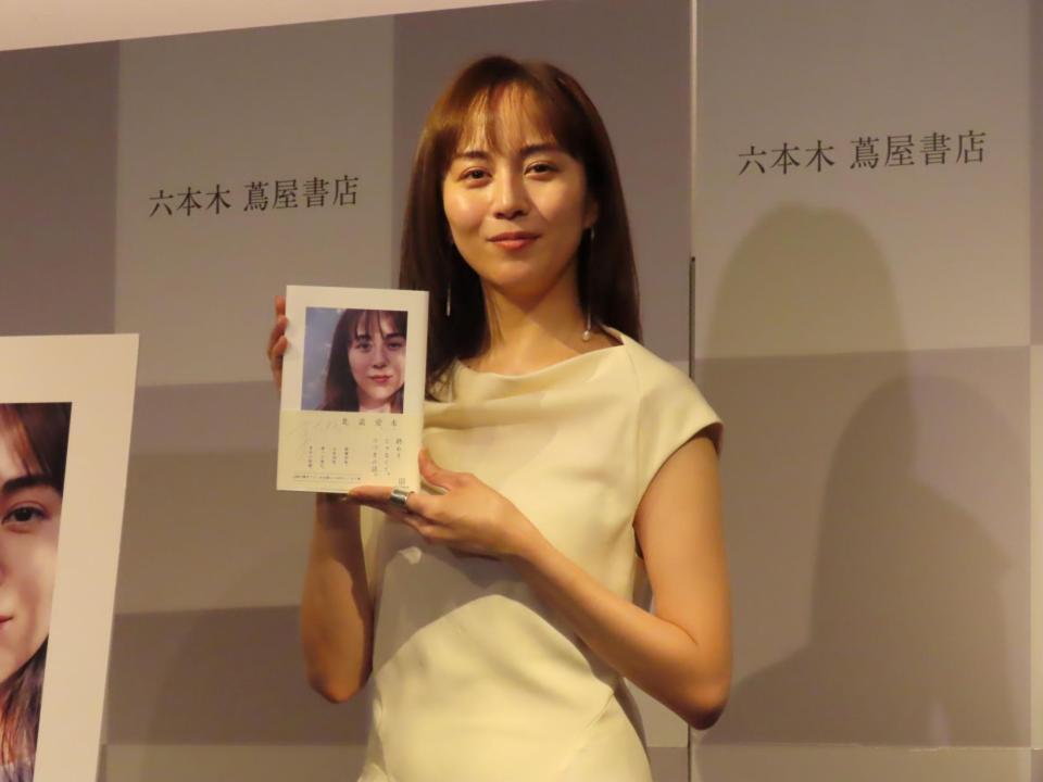 エッセイ集発売記念イベントを行った比嘉愛未