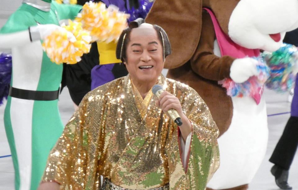 「マツケンサンバ２」を熱唱する松平健