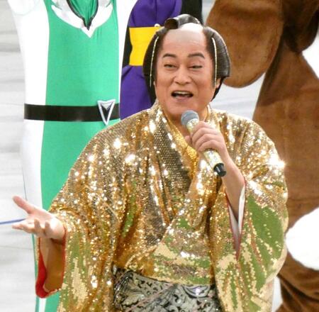 「マツケンサンバ２」を熱唱する松平健