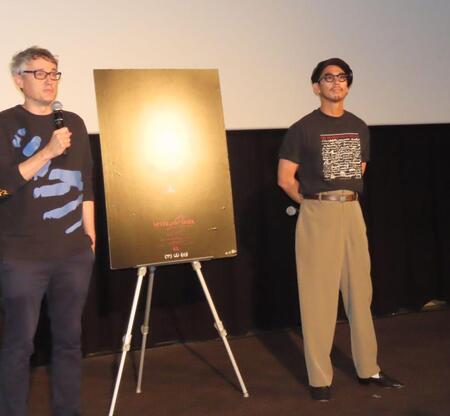 映画「Ｎｅｖｅｒ　Ａｆｔｅｒ　Ｄａｒｋ／ネバーアフターダーク」の舞台あいさつに出席した賀来賢人（右）とデイヴ・ボイル監督