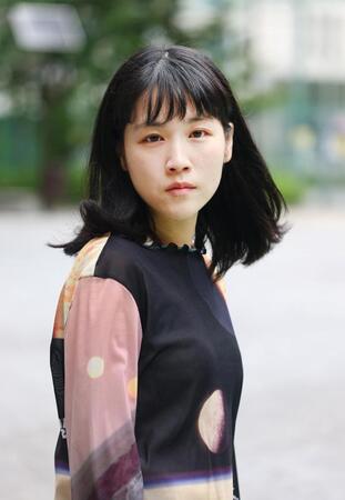 ポーズをとる辻凪子（撮影・石井剣太郎）
