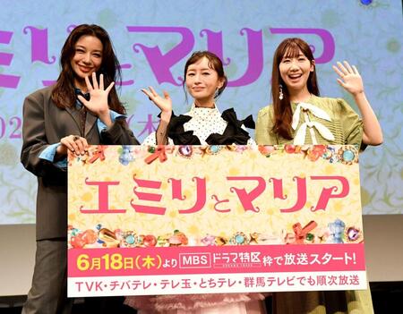 客席に手を振る（左から）高橋メアリージュン、松本まりか、根本宗子氏（脚本・監督）＝ＣＢＧＫシブゲキ！！（撮影・佐藤厚）