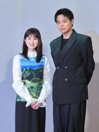 ドラマの取材会に出席した福本莉子（左）と菅生新樹