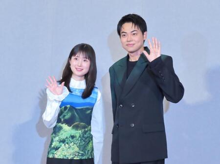 ドラマの取材会に出席した福本莉子（左）と菅生新樹