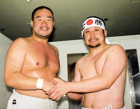 越中詩郎（左）とがっちり握手を交わすケンドーコバヤシ＝２００７年