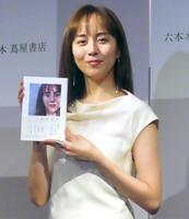 エッセイ集発売記念イベントを行った比嘉愛未