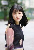 ポーズをとる辻凪子（撮影・石井剣太郎）