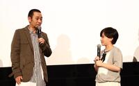 息子役・桒木里夢（右）のコメントを優しいまなざしで見つめる千鳥・大悟