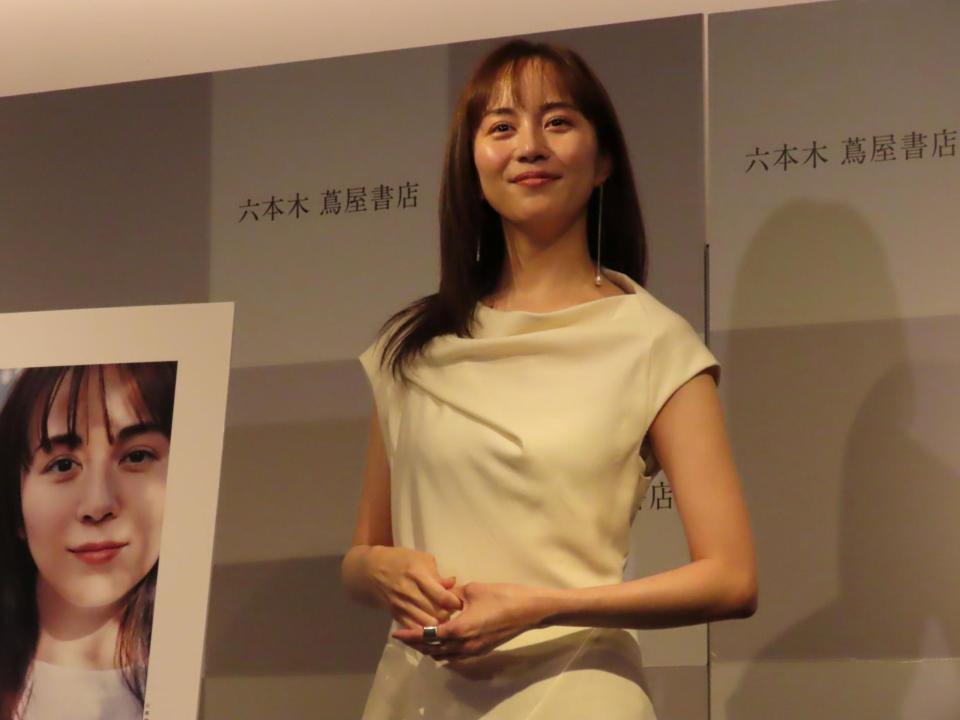 エッセイ集「またね。」発売記念イベントを行った比嘉愛未