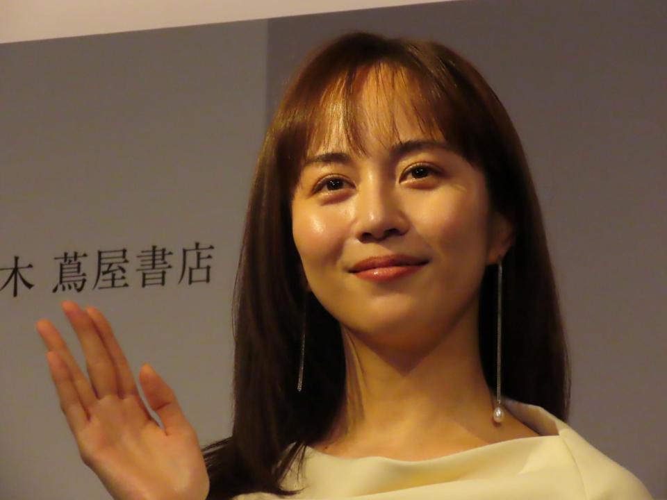 エッセイ集発売記念イベントを行った比嘉愛未