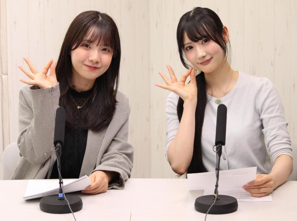 ポーズを決めるＲａｉｎ　Ｔｒｅｅの仲俣美希（左）と佐藤莉華