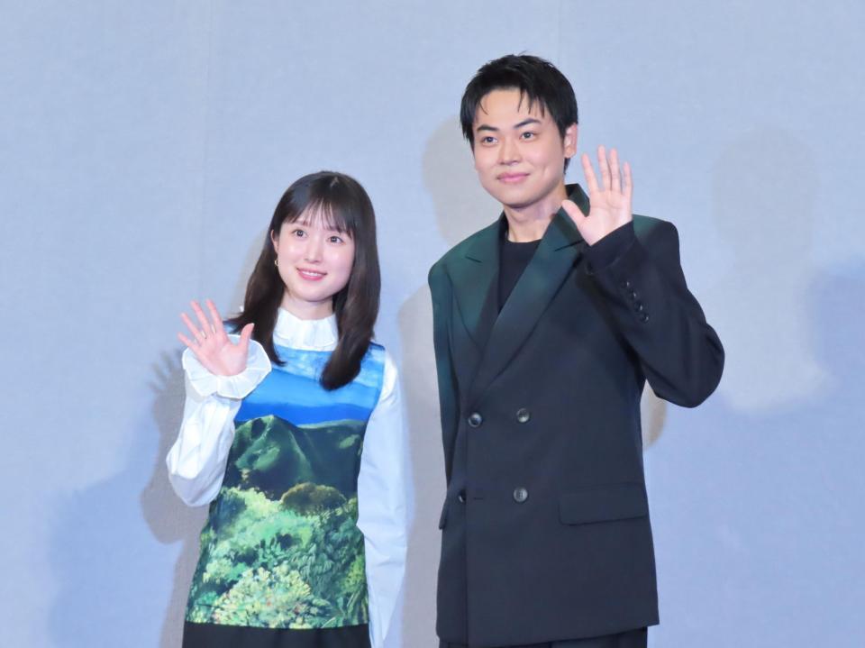 ドラマの取材会に出席した福本莉子（左）と菅生新樹