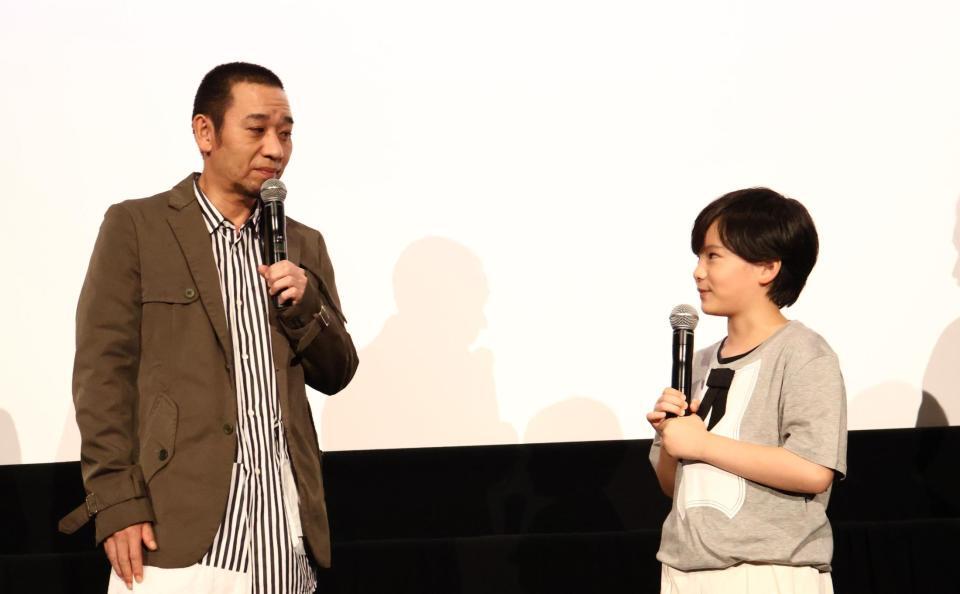 息子役・桒木里夢（右）のコメントを優しいまなざしで見つめる千鳥・大悟