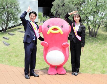 ＡＢＣテレビの（左から）枝廣二葉アナ、マスコットキャラのエビシー、瀧口美咲アナ