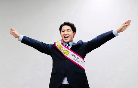 慶大応援指導部出身の枝廣二葉アナは、取材会で演舞を披露した